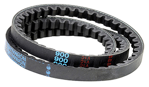 Courroie trapézoïdale usée présentant des fissures et craquelures sur les flancs, signe d'un remplacement nécessaire sur un moteur électrique