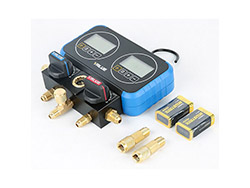 Manomètre électronique 2 voies tous fluides coffret classe 0.4 avec 3 flexibles 1,5 m et 2 adapt.